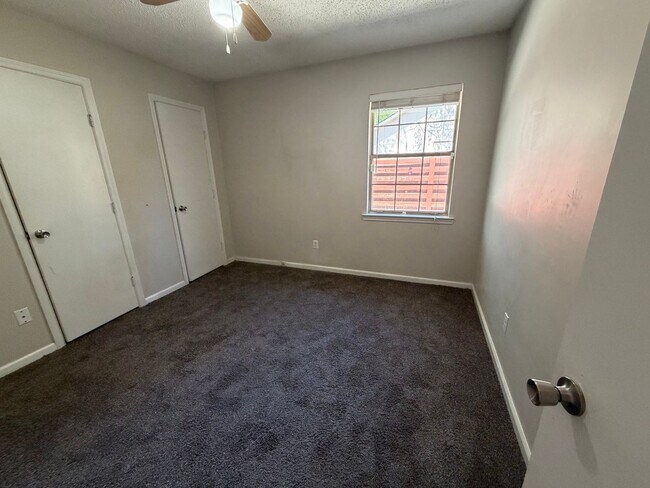 Building Photo - 812 Ridgewood Way