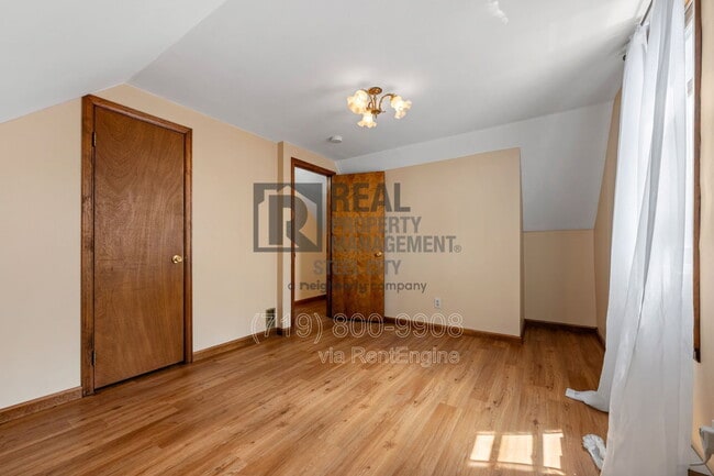Building Photo - 512 W 10th St