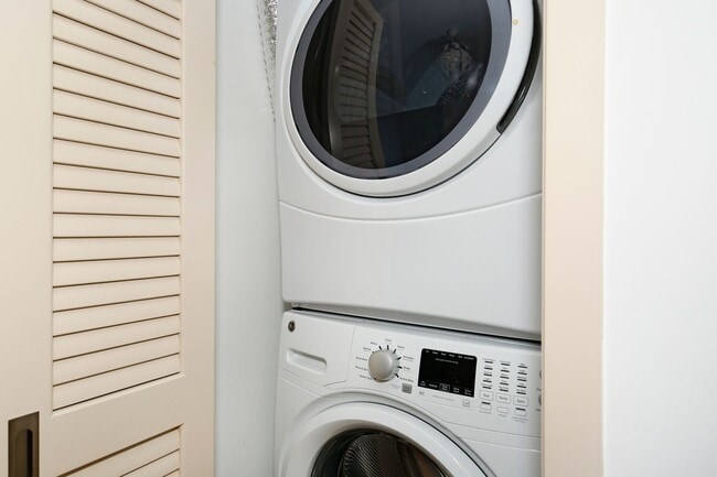 Building Photo - Keauhou Place 3001 - Convenient City Living in Kakaako!