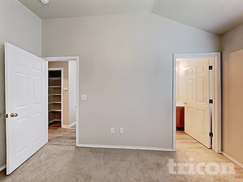 Building Photo - 9822 Vandenberg Way