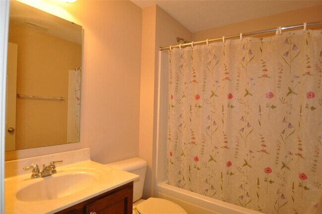 Building Photo - 2556 Diamond Lake Dr