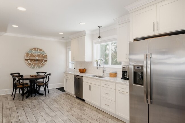 Building Photo - Fully furnished- Beautiful Forest Hills Home