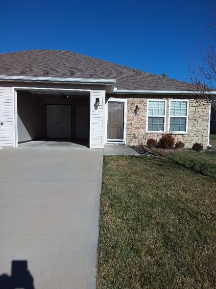 Primary Photo - 135 SW Rose Garden Ln