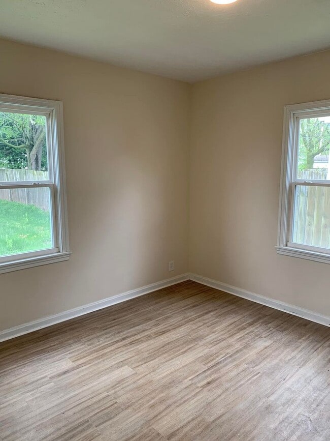 Building Photo - 1116 E Gum St