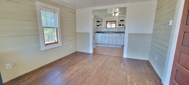 Building Photo - 2/1 Farmhouse in Smithville TX