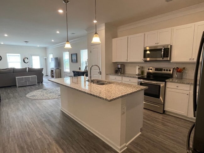 Building Photo - Gorgeous 3 Bedroom Home in Union Station Community!
