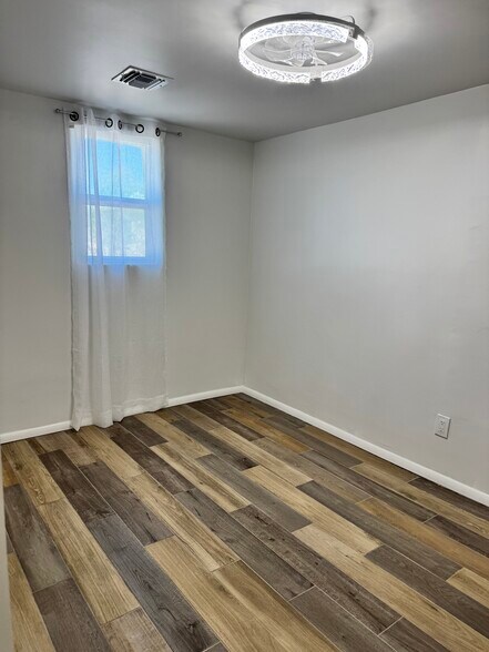 Building Photo - 1416 N El Rio Dr