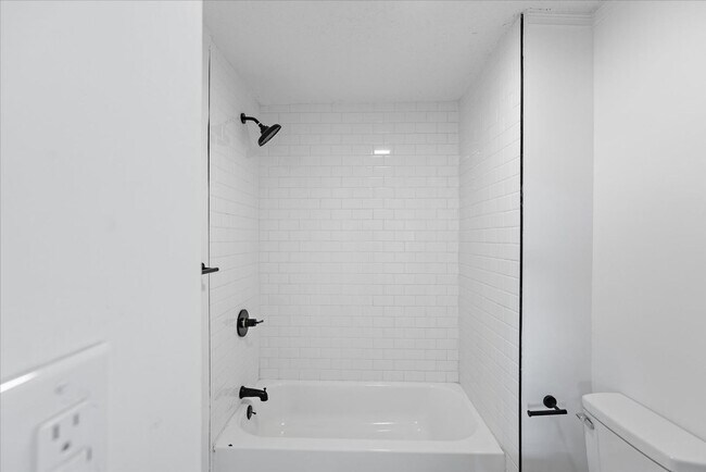 Building Photo - Newly renovated 2bed 2bath for rent!