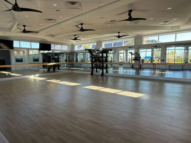 Building Photo - 2-bed 2-bath pet friendly condo with Golf membership at the National Golf!