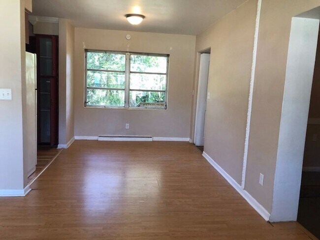 Building Photo - 4 Bed 1 Bath Home | Pet Friendly | Washer ...