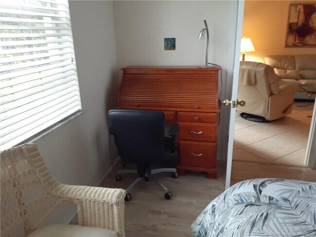 Building Photo - 1571 SE Hampshire Way