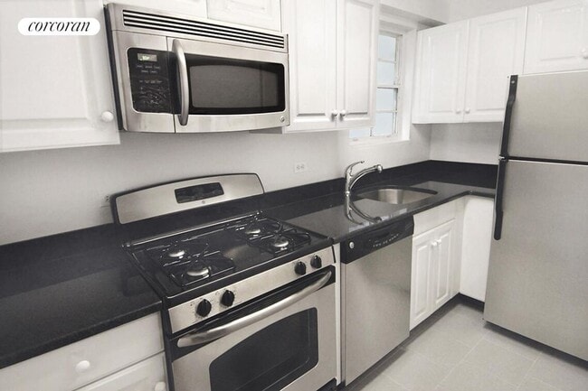 Building Photo - 230 E 79th St