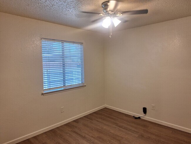 Building Photo - 3944-3946 Queens Ct
