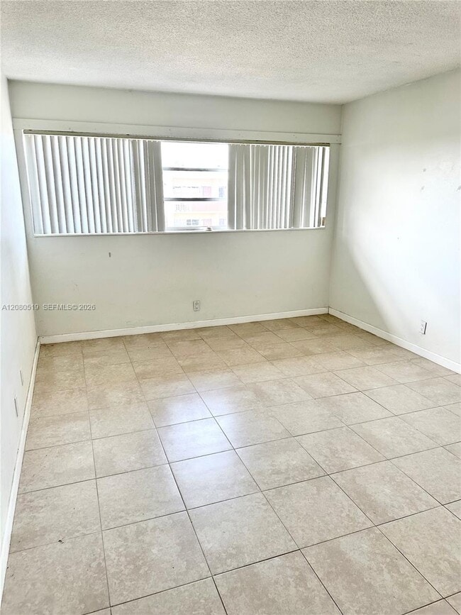 Building Photo - 1400 NE 169th St