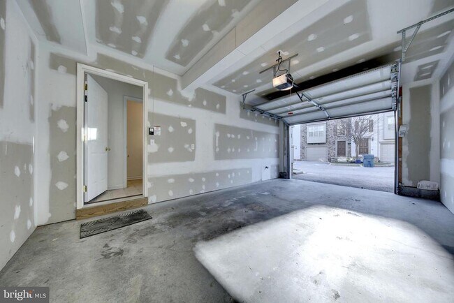 Building Photo - 5 Shady Tree Ct