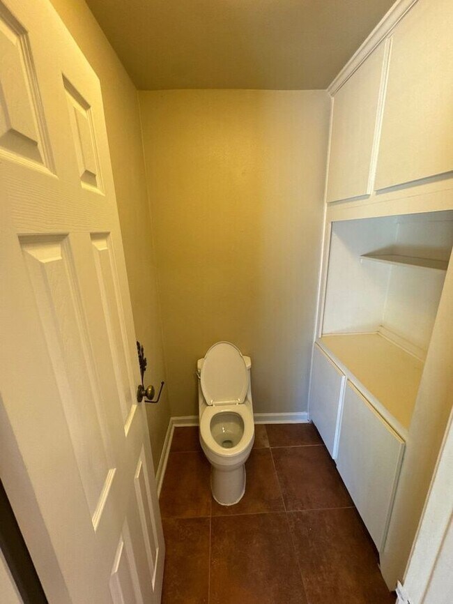 Building Photo - **Spacious 3BR/2BA Home with Covered Patio...