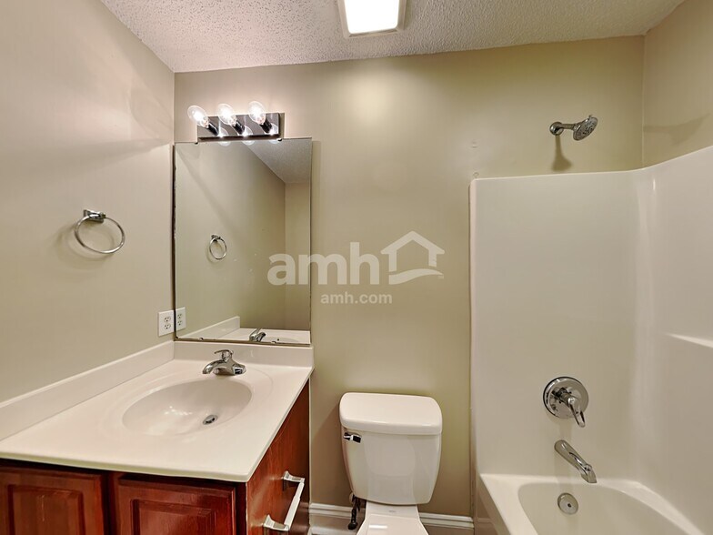 Building Photo - 1009 Loch Lomond Cir