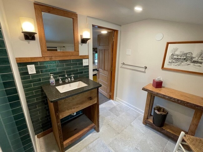 Building Photo - MOVE IN READY