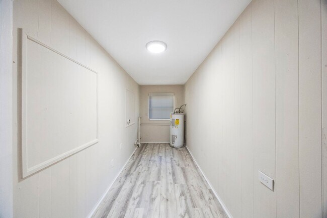 Building Photo - Cosy 2 bedroom 1 bath home with nice size yard $1850 SECTION 8 WELCOME**