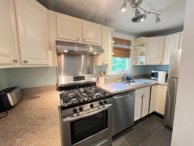 Building Photo - Beautiful East Rock Single Family House