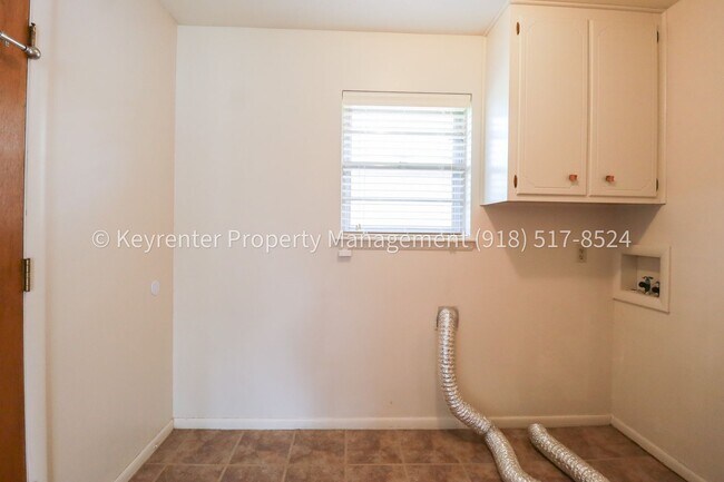 Building Photo - LARGE | 3 Bed | 2 Bath | Midtown Tulsa