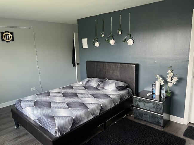 Building Photo - 10373 Dearlove Rd