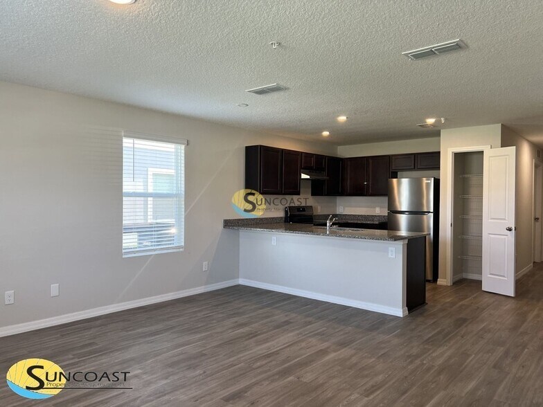 Building Photo - 617 Century 21 Dr