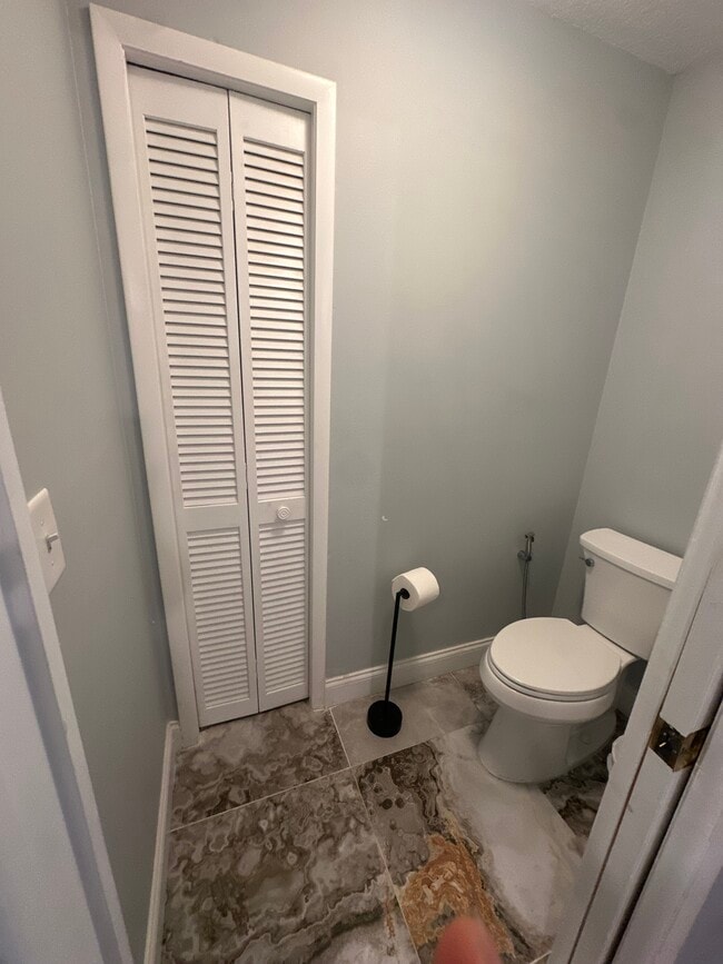 Building Photo - 908 Wicketrun Dr