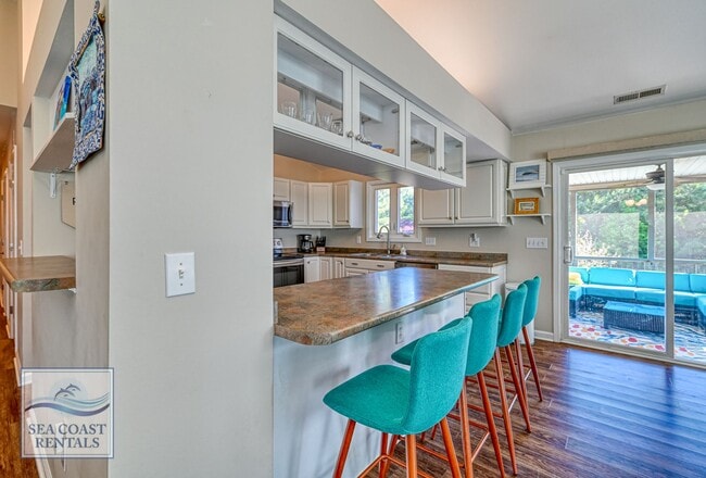 Building Photo - RARE AVAILABLE SUMMER RENTAL MAY-OCTOBER