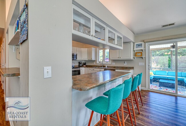 Building Photo - SUMMER MONTHLY RENTAL!!! AVAILABLE MAY-SEP...