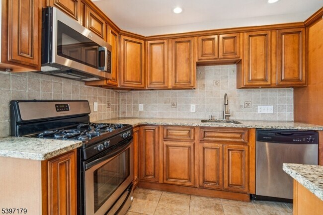 Building Photo - 141 Walnut St