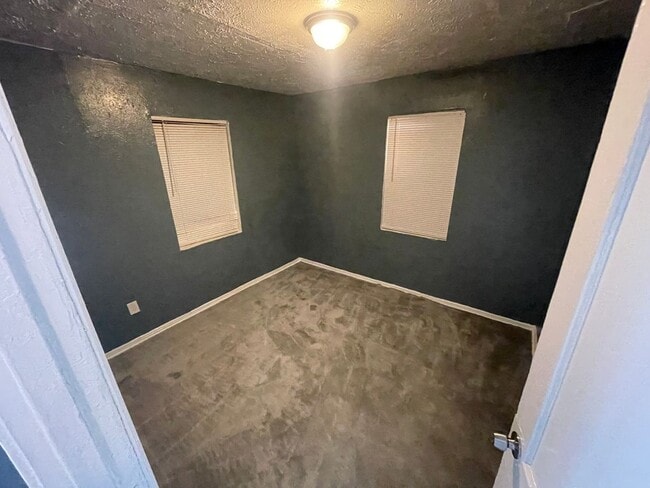 Building Photo - 2 Bed 1 Bath