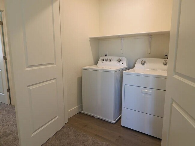 Building Photo - BRAND NEW - GRANITE - STAINLESS - LVP - CE...