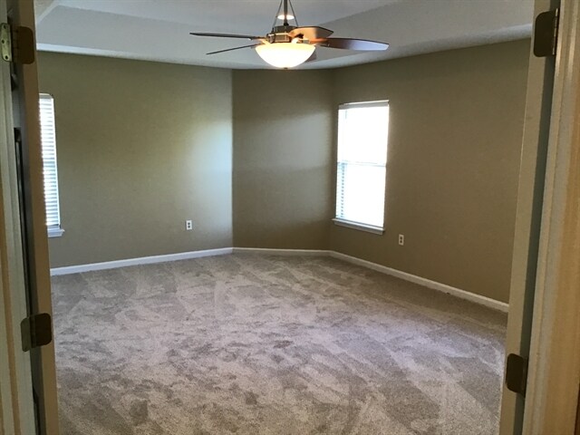 Building Photo - 724 Spruce Pine Ln