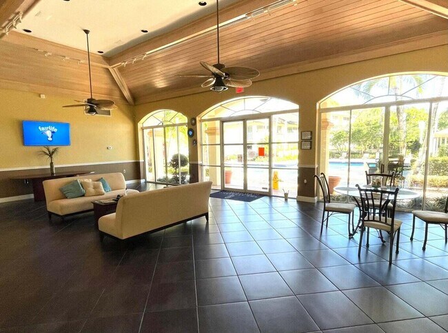 Building Photo - 3203 Glenmoor Dr