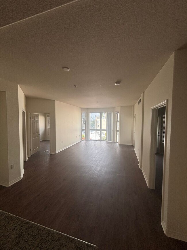 Building Photo - Stunning 2-Bedroom Condo with Panoramic Do...