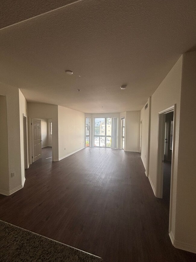 Building Photo - Stunning 2-Bedroom Condo with Panoramic Downtown Views