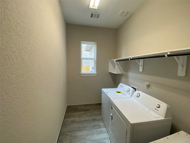 Building Photo - 7414 Evelyn Grv Dr