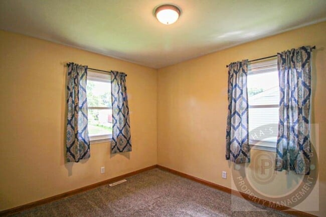 Building Photo - 3 Bedroom / 1 Bath Home Minutes from Hartm...