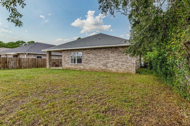 Building Photo - This beautifully maintained 3-bedroom, 2-bathroom residence offers the perfect blend of comfort, ...