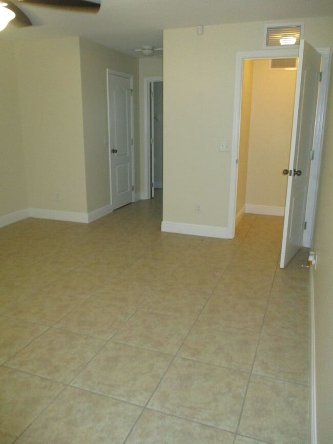 Building Photo - 1900 Kismet Pkwy W