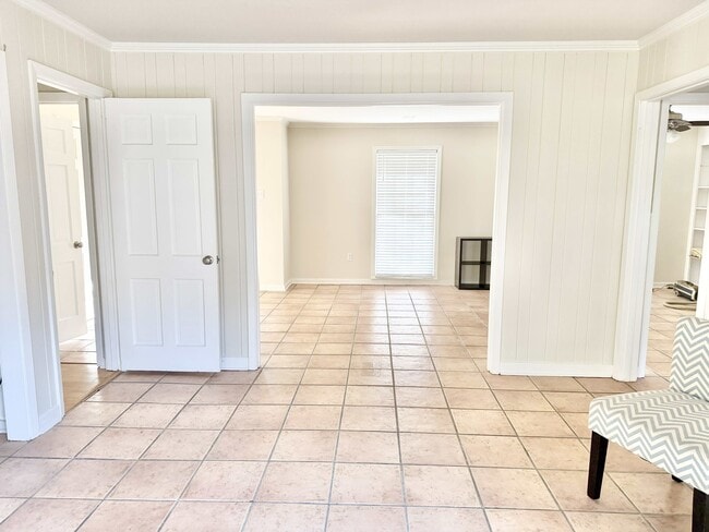 Building Photo - 4647 Loyola Dr