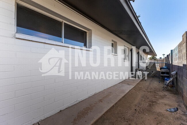 Building Photo - Convenient, Beautifully Updated Space Available Now!