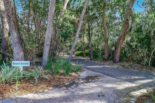 Building Photo - 95217 Summerwoods Cir