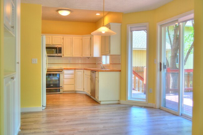 Building Photo - Huge South Hill Beauty