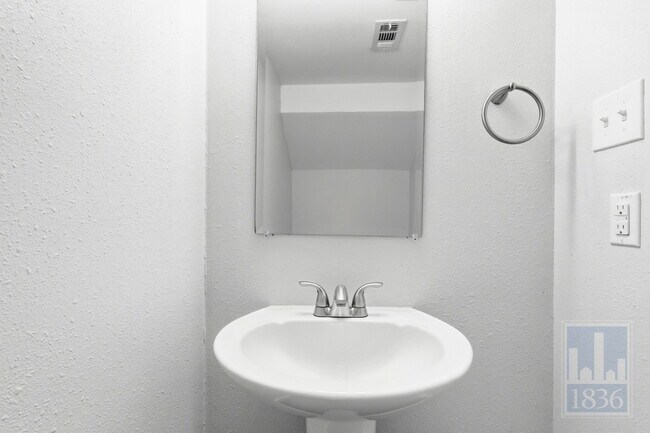 Building Photo - 3820 Southway Dr