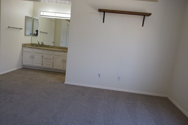 Building Photo - 4844 N Wildflowers Way