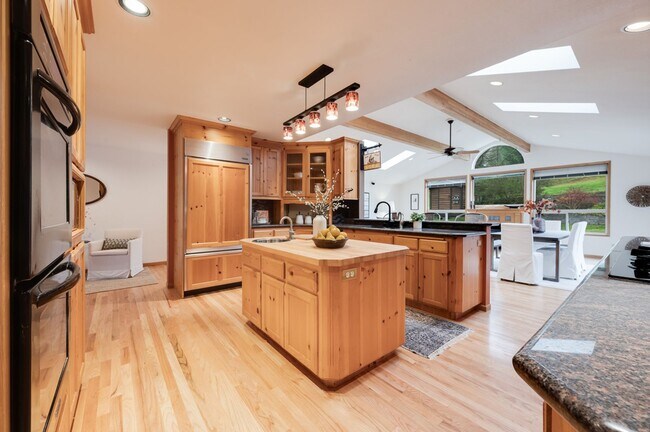 Building Photo - 5 Bedroom 3 Bathroom House With A Huge Yard