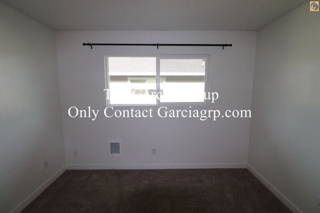 Building Photo - 1488 NE Paropa Ct