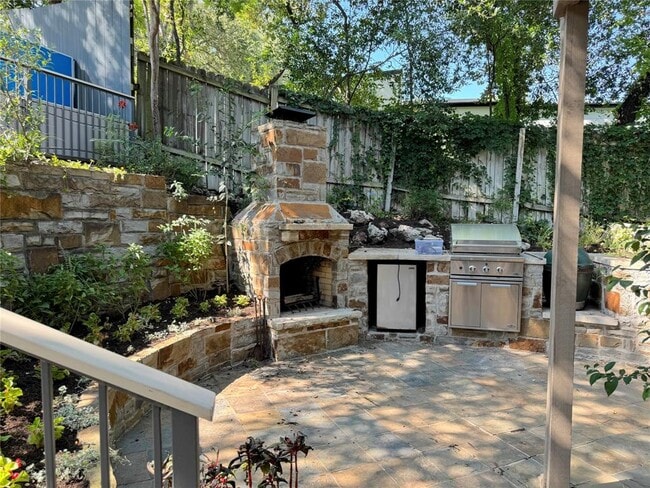 Building Photo - 806 Rock Creek Dr